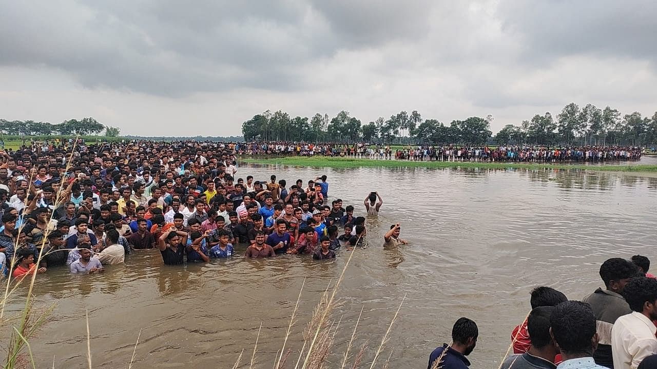 <div class="paragraphs"><p>Bangladeshi nationals near the border in Coochbehar in Bengal.</p></div>